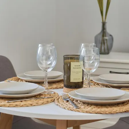 Peaceful For 4 Guests With Balcony By Renters 아파트