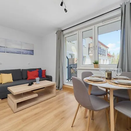 Peaceful For 4 Guests With Balcony By Renters 아파트