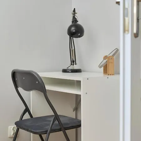 Peaceful For 4 Guests With Balcony By Renters 아파트 *