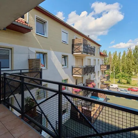아파트 Peaceful For 4 Guests With Balcony By Renters