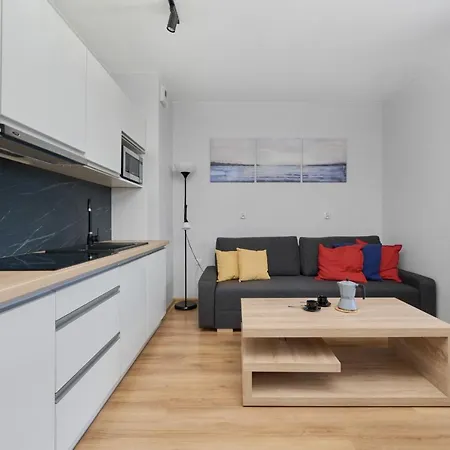 Peaceful For 4 Guests With Balcony By Renters Apartment *